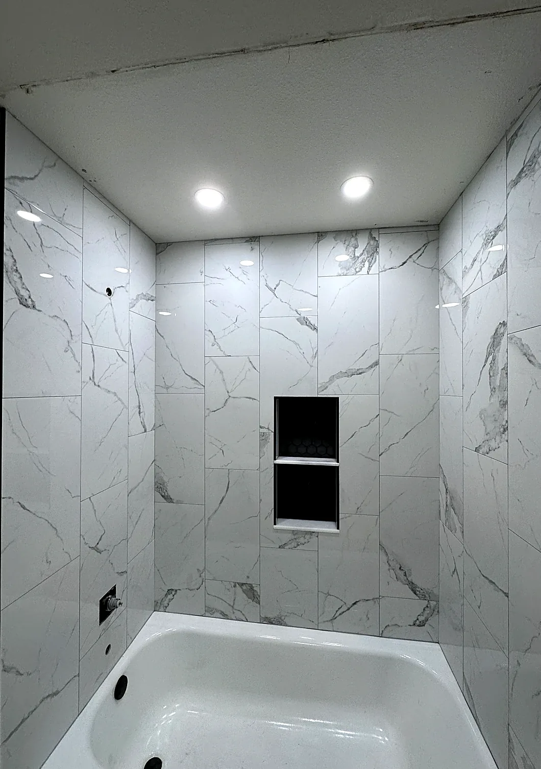 Marble-look tile bathtub surround